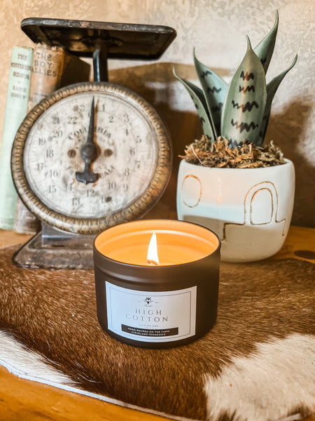 Like fresh, clean linens on a sunny day! All natural soy wax, poured in an 8 oz black tin